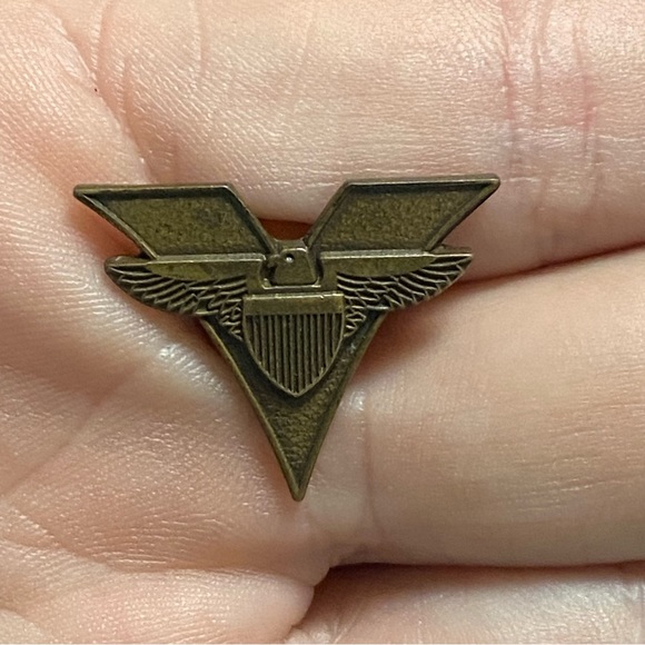 Rare Vtg PIN V FOR VICTORY Sweetheart Lapel Pin WWll Eagle Federal Shield - Picture 9 of 9